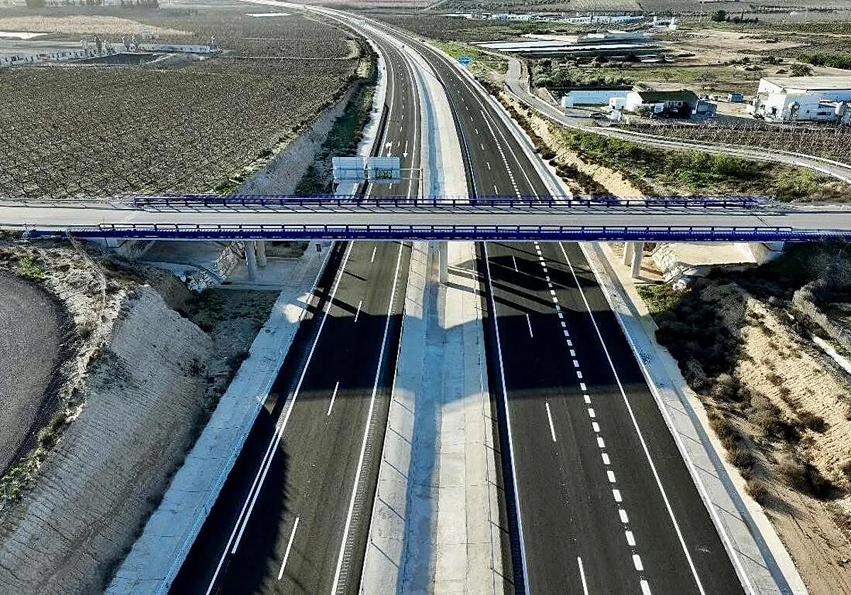 Atracan un coche en plena autovía y abandonan a sus ocupantes