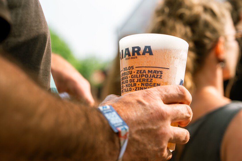 El modelo de vasos reciclables de los festivales es un fracaso, salvo para cobrar más: "Un vaso no es reutilizable porque sea más grueso"