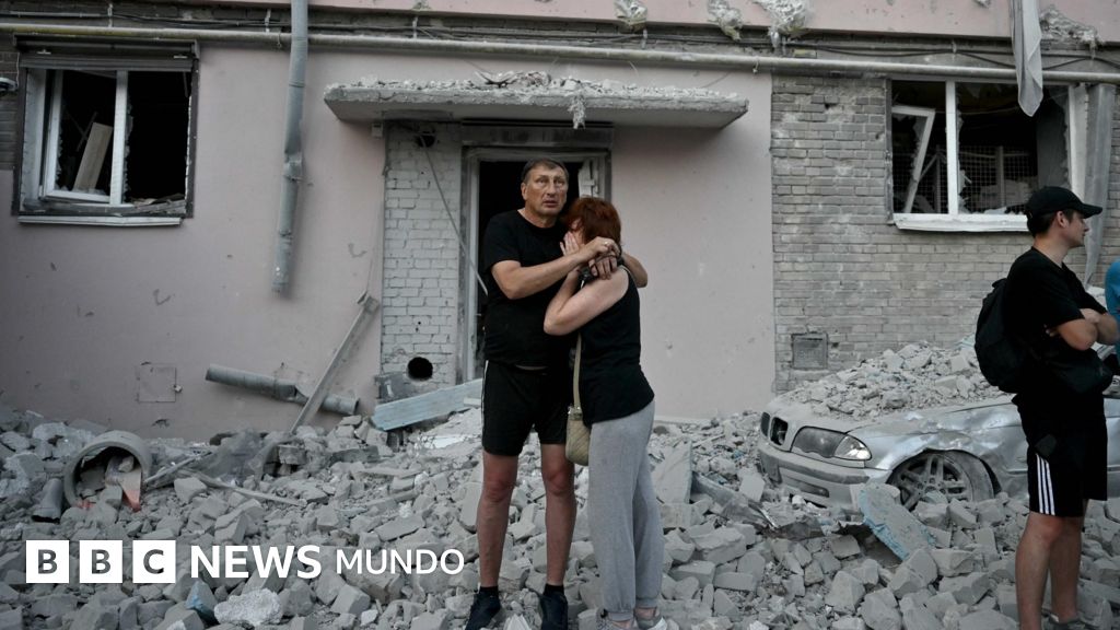 70 misiles y 500 drones: el ataque ruso "más masivo contra Kyiv" deja decenas de muertos y heridos y a muchas personas atrapadas bajo los escombros