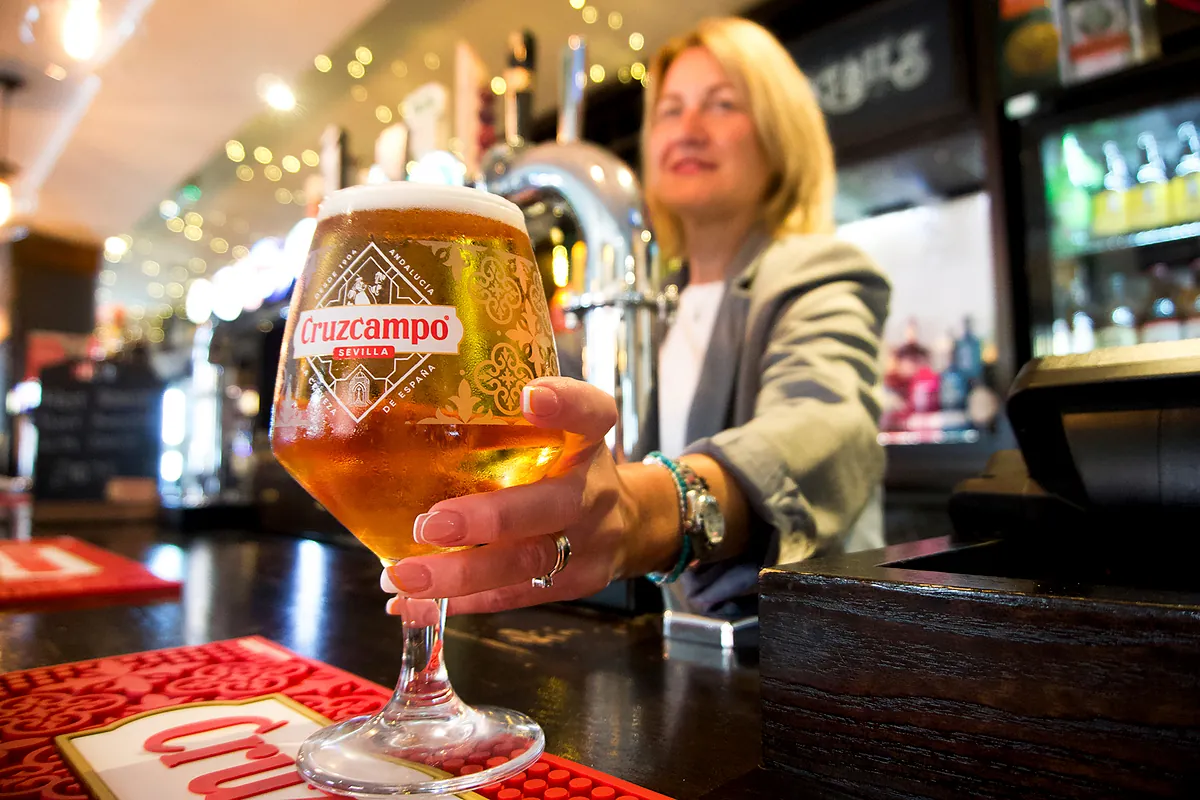 El consumo de cerveza se mantiene estable pero cae un 4,4% entre los españoles