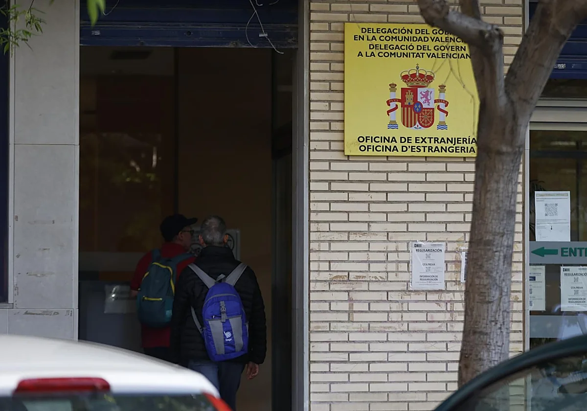Expedientes a 10 euros para salvar el aluvión de peticiones de regularización