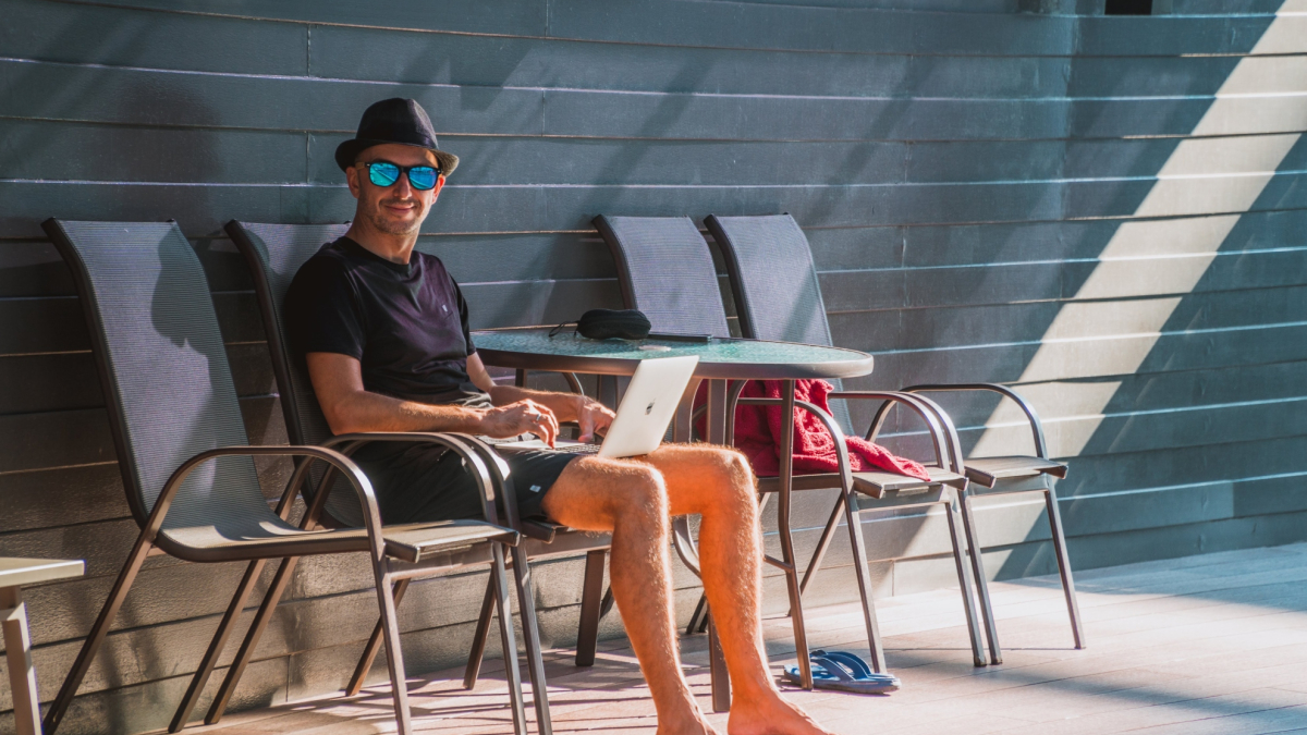 Uno de los motivos por el que podrían despedirte durante tus vacaciones: "Nunca lo hagas"
