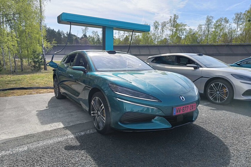 BYD ha tomado la mejor de las decisiones para España: copiar a Tesla. Y por eso vamos a tener cargadores de 1.500 kW en 2027