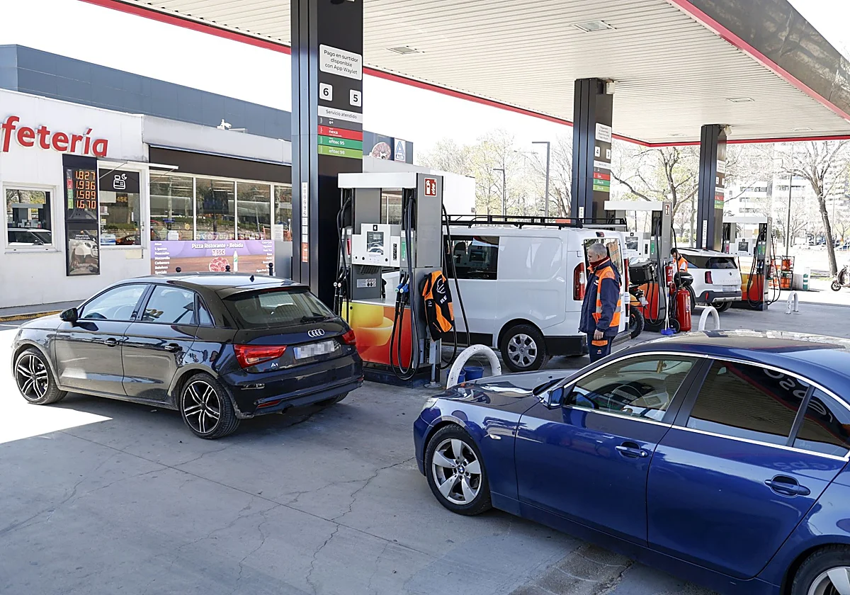 Los carburantes marcan mínimos anuales ante un repunte inminente por el recorte a las bonificaciones