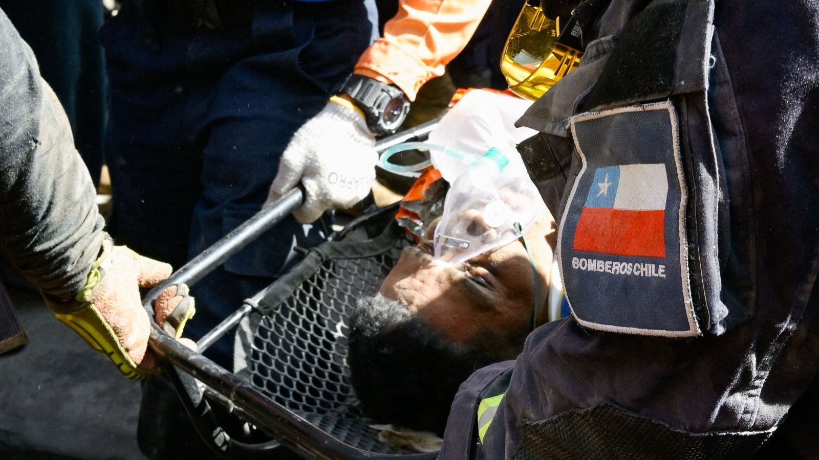 Los servicios de salvamento rescatan a Hernán Gil, un venezolano atrapado ocho días bajos los escombros