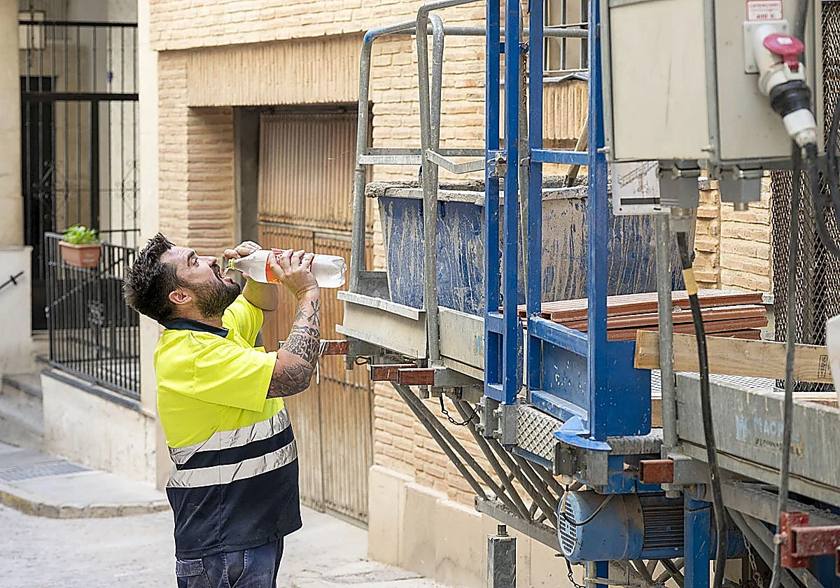 Heat-related deaths soar to over a thousand in a June that ends on a record high