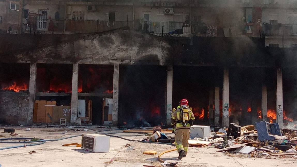 Un incendio en unos bajos okupados obliga a desalojar a 80 vecinos de dos edificios en el barrio de Benicalap de Valencia