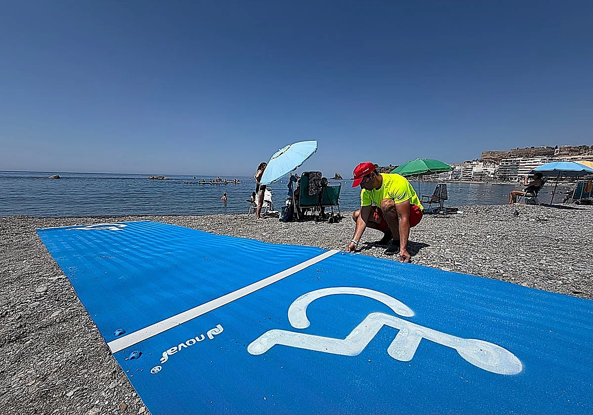 Almuñécar unveils retractable walkways that enable people with reduced mobility to get to the sea