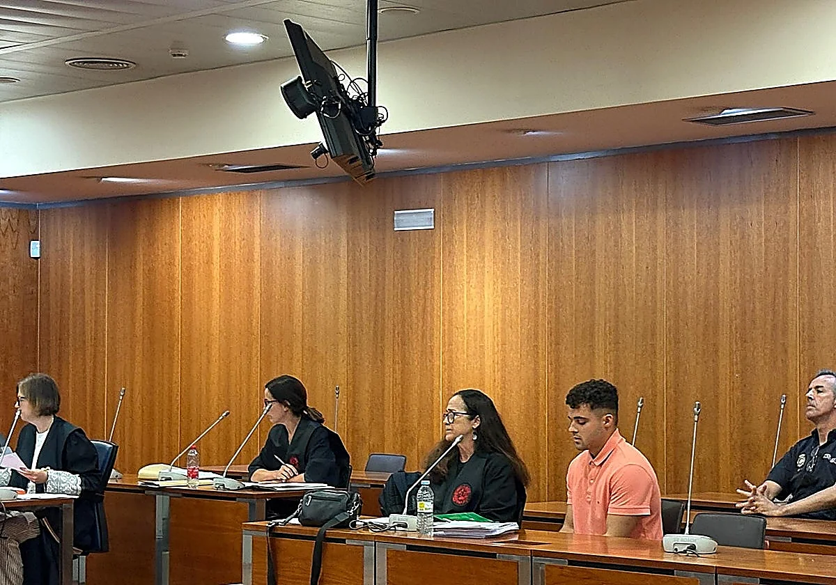 El exnovio de la menor que saltó por el balcón para huir de él: «No recuerdo prácticamente nada de ese día»