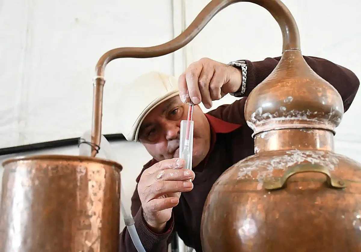Jubrique mantiene la tradición del aguardiente con su XI concurso el 27 de diciembre