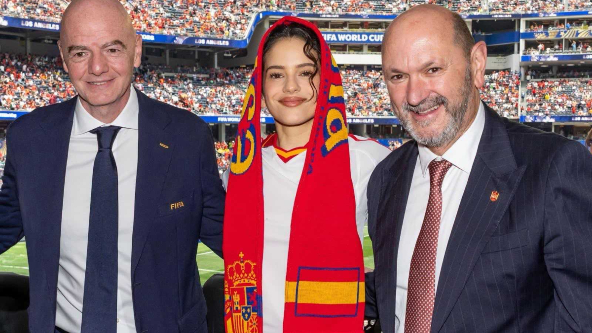El Paseo de la Fama se traslada a las gradas: Rosalía se hace viral con su bufanda