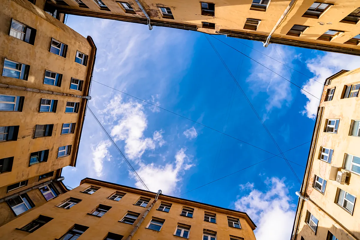 La Ley de Propiedad Horizontal dice: ¿un vecino del bajo puede apropiarse de un patio de luces?