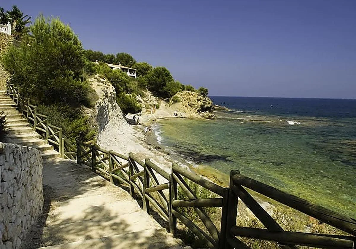A hidden cove in Valencia: a natural pool of turquoise-green water