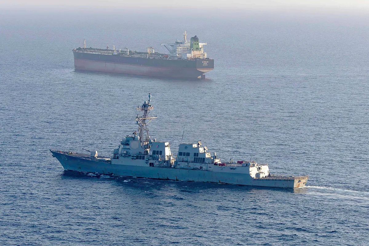 Aumenta el tránsito por el estrecho de Ormuz mientras se mantiene el alto el fuego entre EEUU e Irán