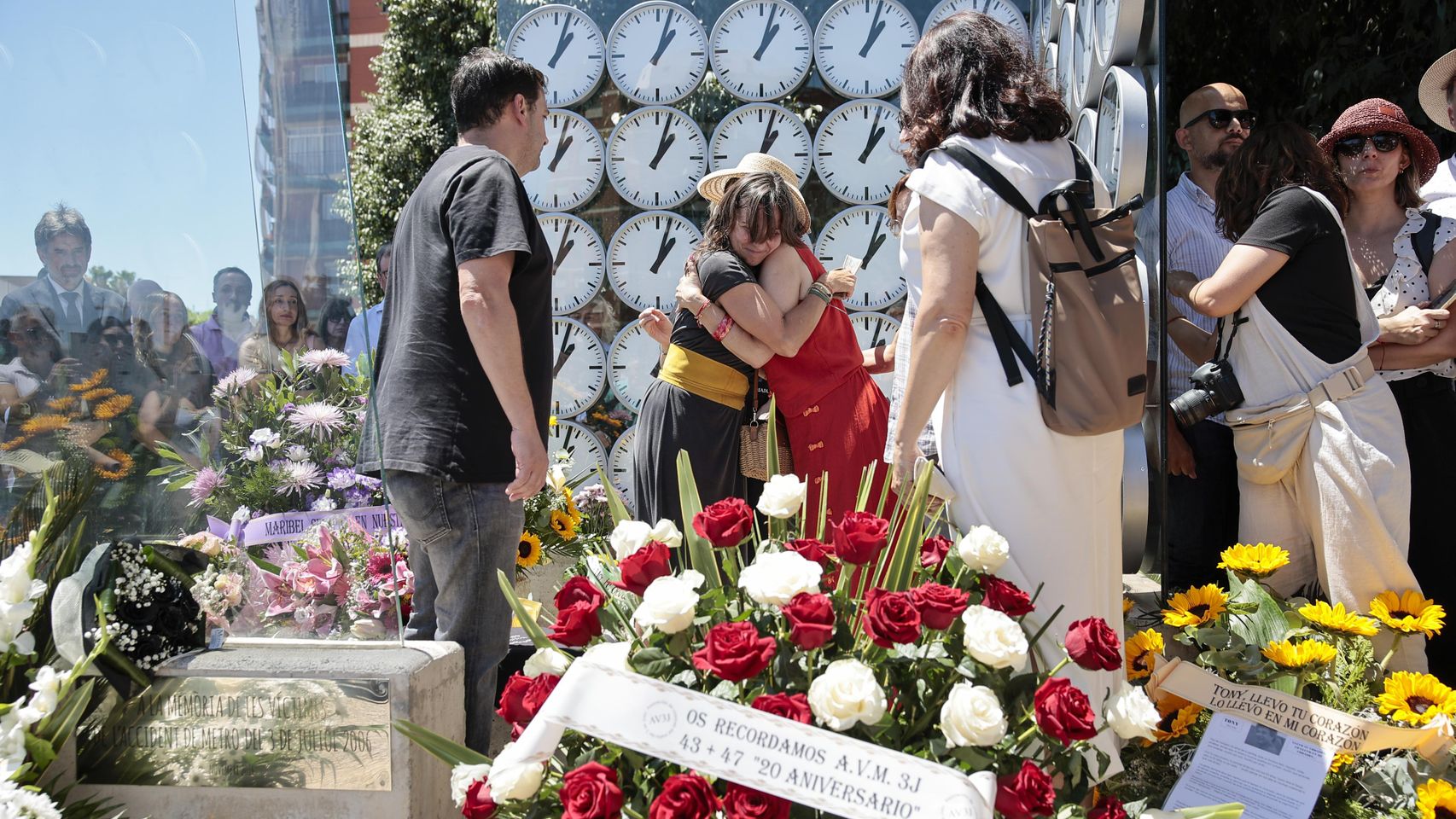 Veinte años del accidente de metro de Valencia: la ciudad rinde homenaje a las víctimas entre flores, aplausos y abrazos