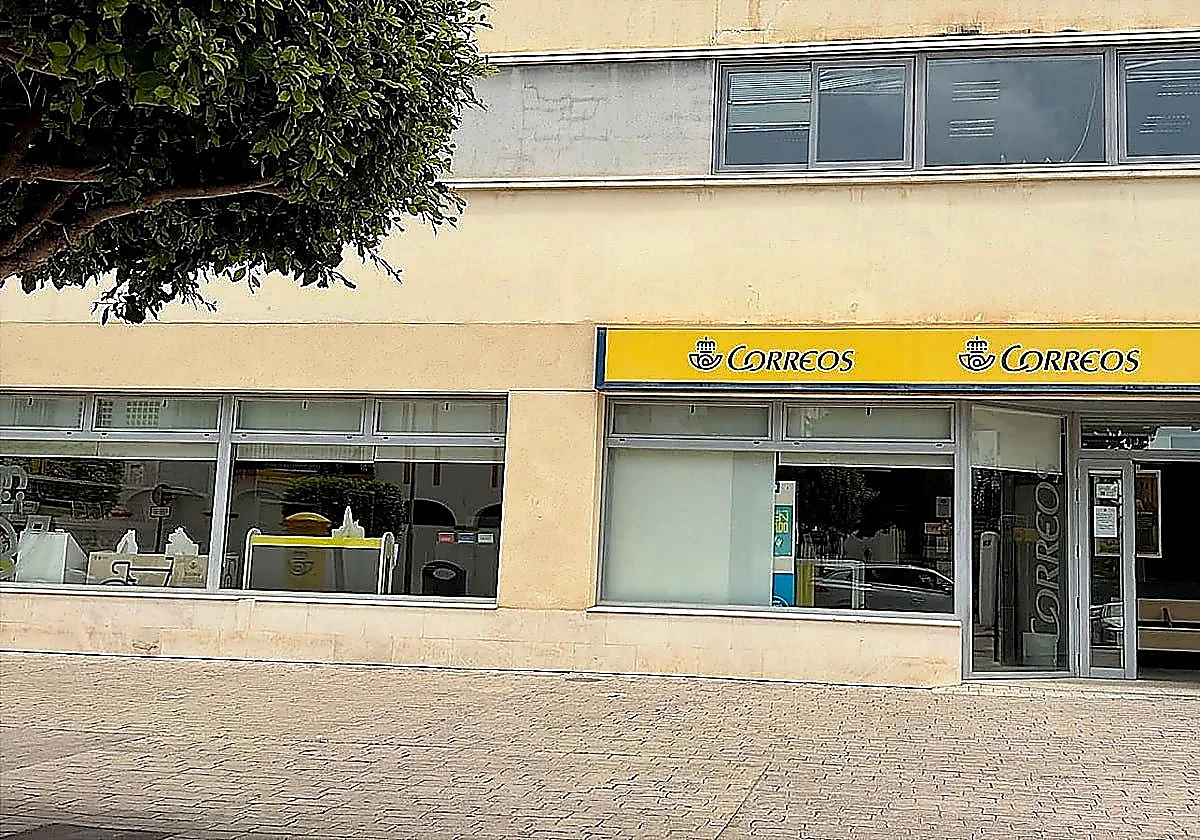 Correos puts the closure of the La Cala del Moral post office on hold