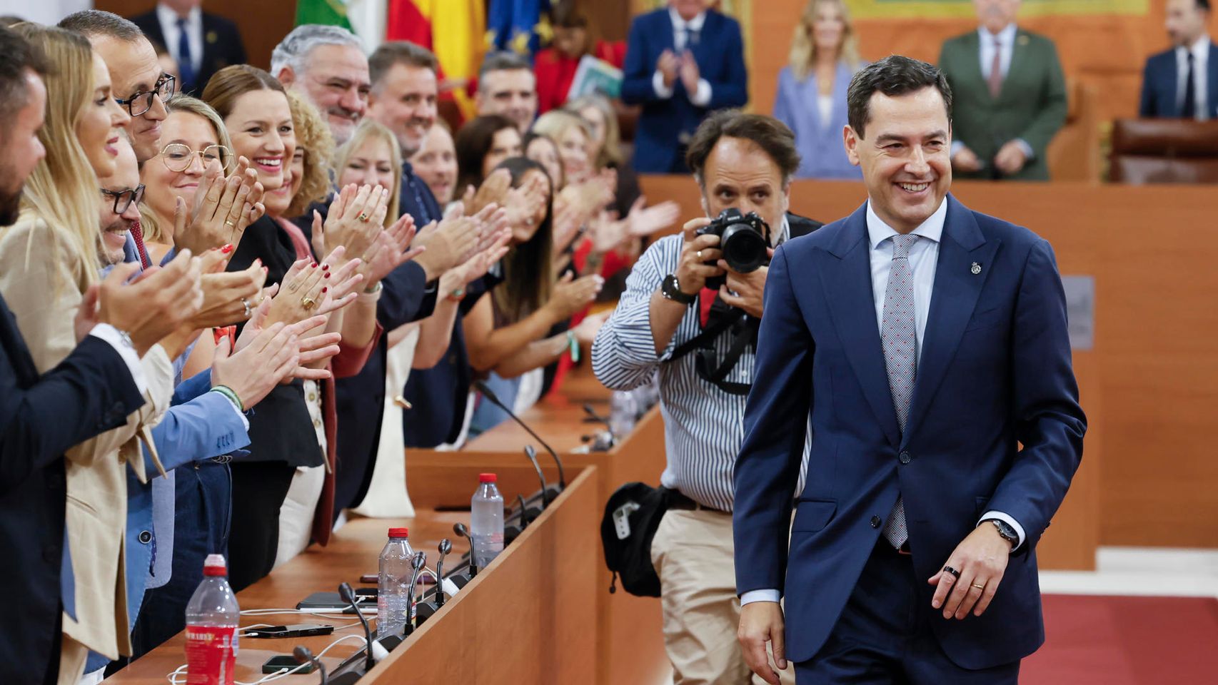 Juanma Moreno promete "no cambiar" y "gobernar para la mayoría": Vox sólo gestionará el 2,3% del Presupuesto andaluz