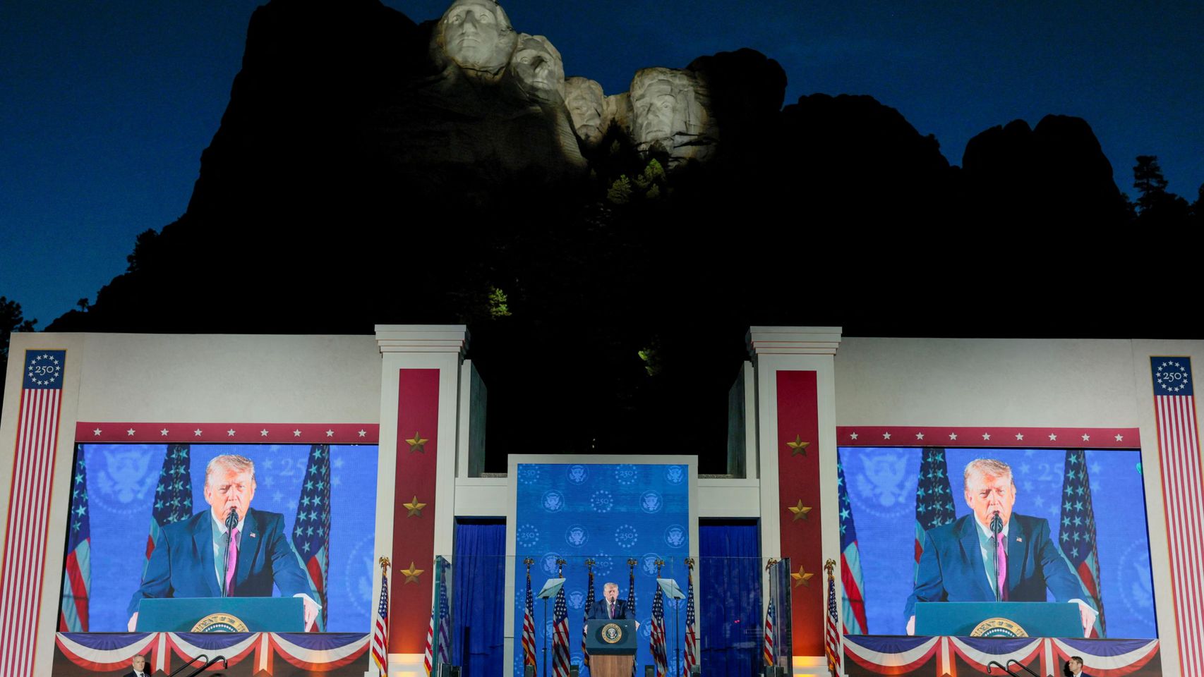 Trump reivindica el poder y la grandeza de EEUU desde el Monte Rushmore, donde aspira a ser inmortalizado