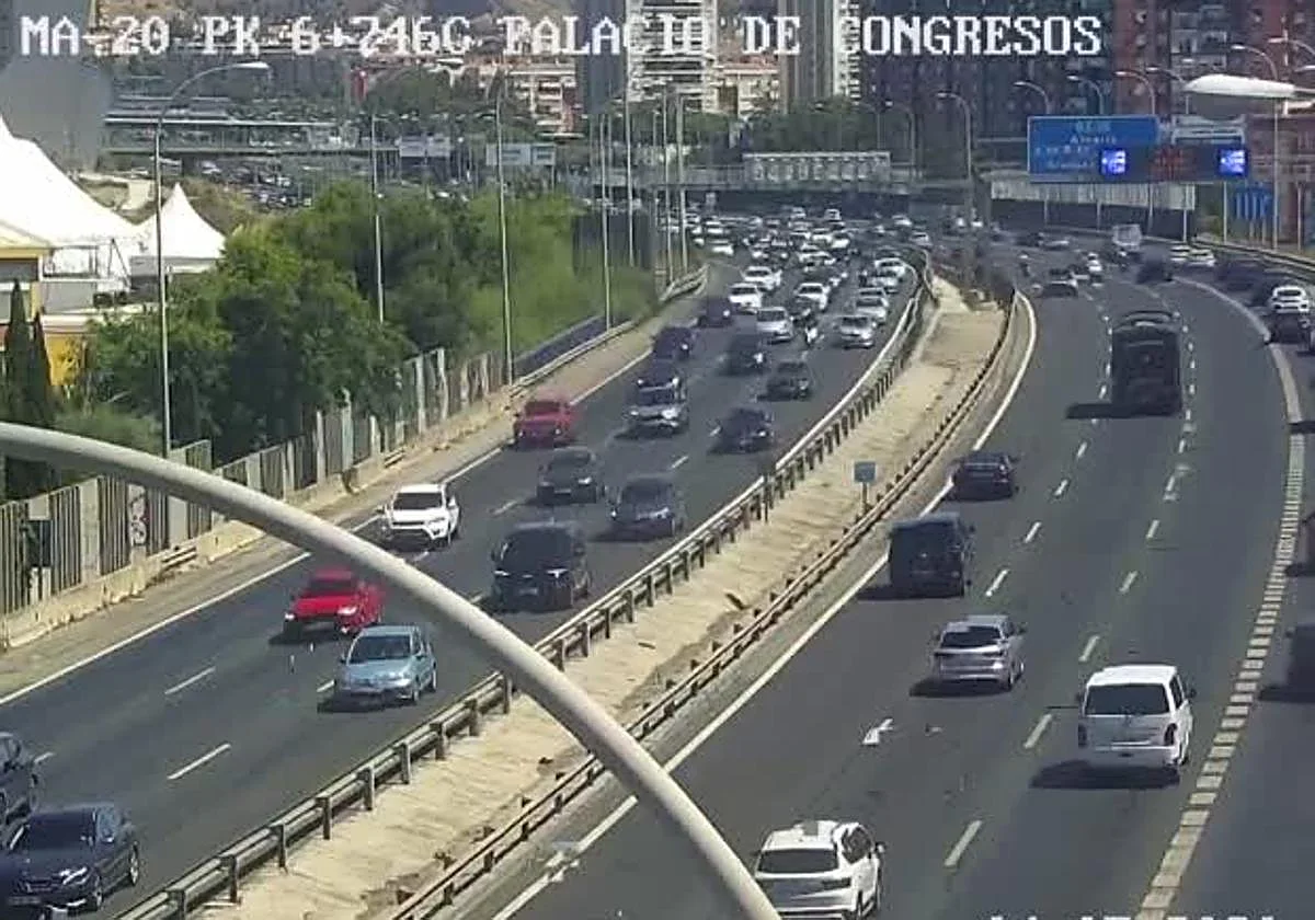 Un alcance entre tres vehículos deja cuatro kilómetros de atascos en la MA-20 a la altura del Palacio de Ferias