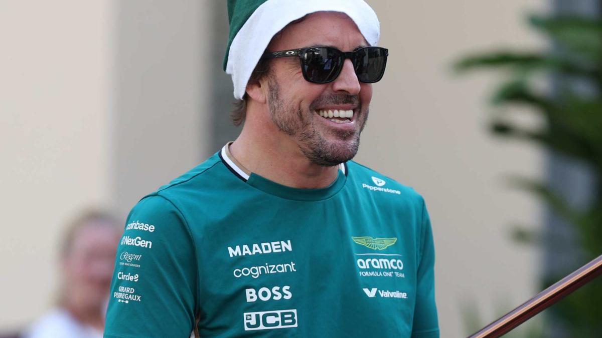 Alonso, tras recibir su regalo de amigo invisible: "Le golpearé con él"<br>