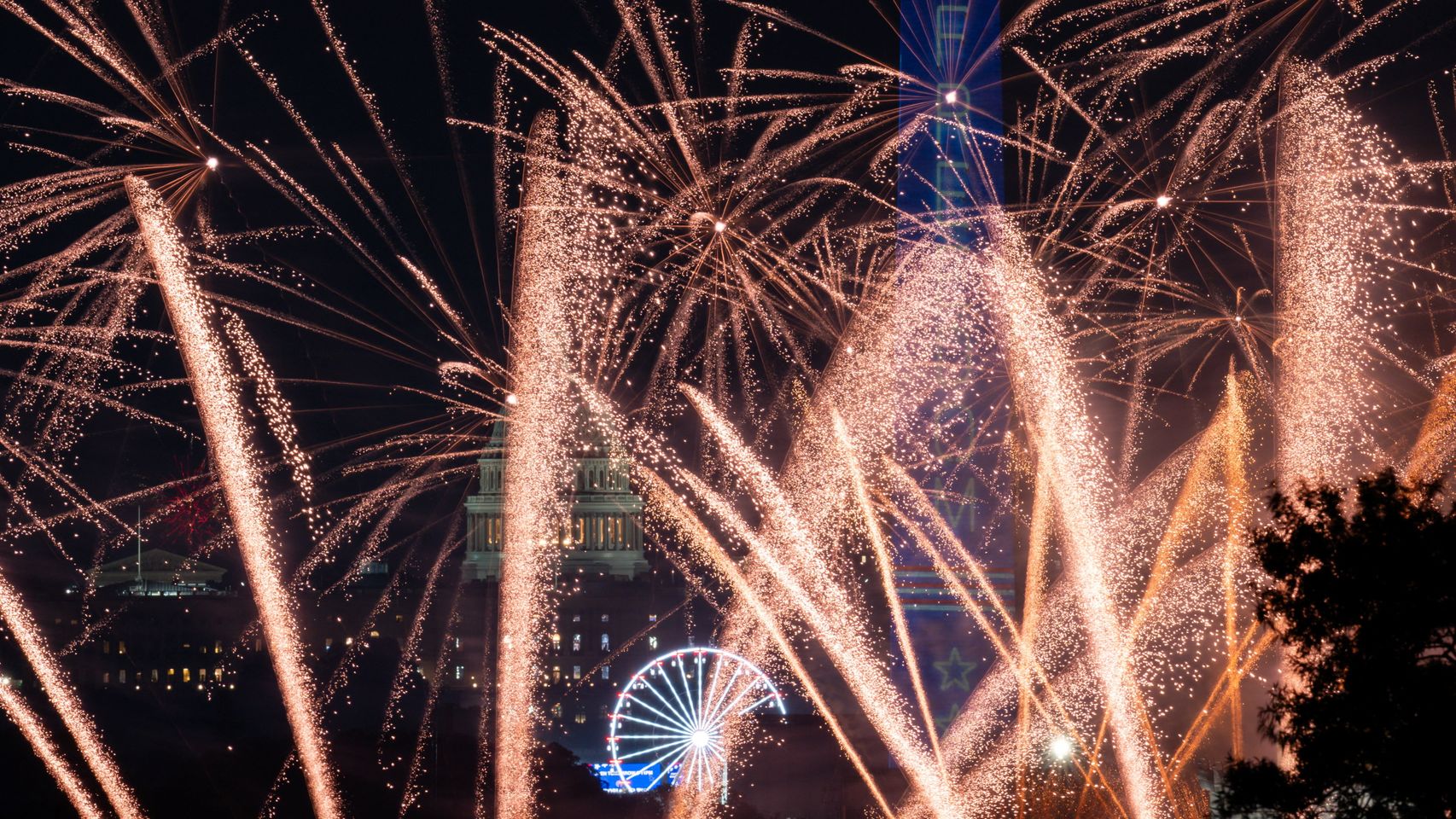Fuegos artificiales, drones y rayos: Trump ensalza el poder de EEUU en el 250 aniversario de su Independencia