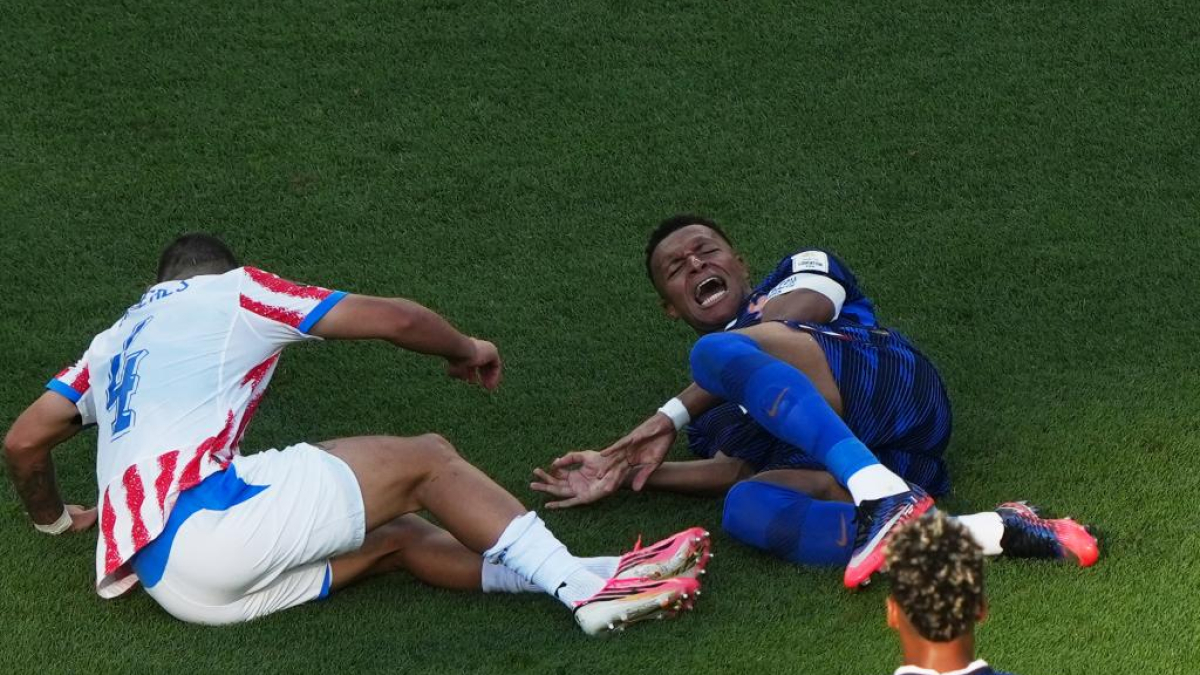 Tras mil patadas... un balonazo final a Kylian por no saludar al portero