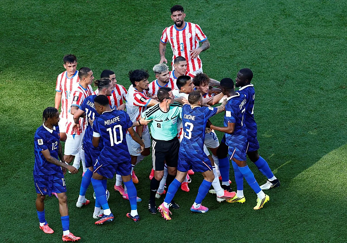 El encendido ambiente del Paraguay - Francia: faltas, tanganas y balonazos por la espalda