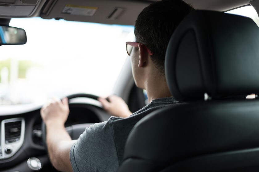 "Di 15 clases y me decidí por el automático": España tiene un carné solo para coches automáticos y cada vez más gente lo elige