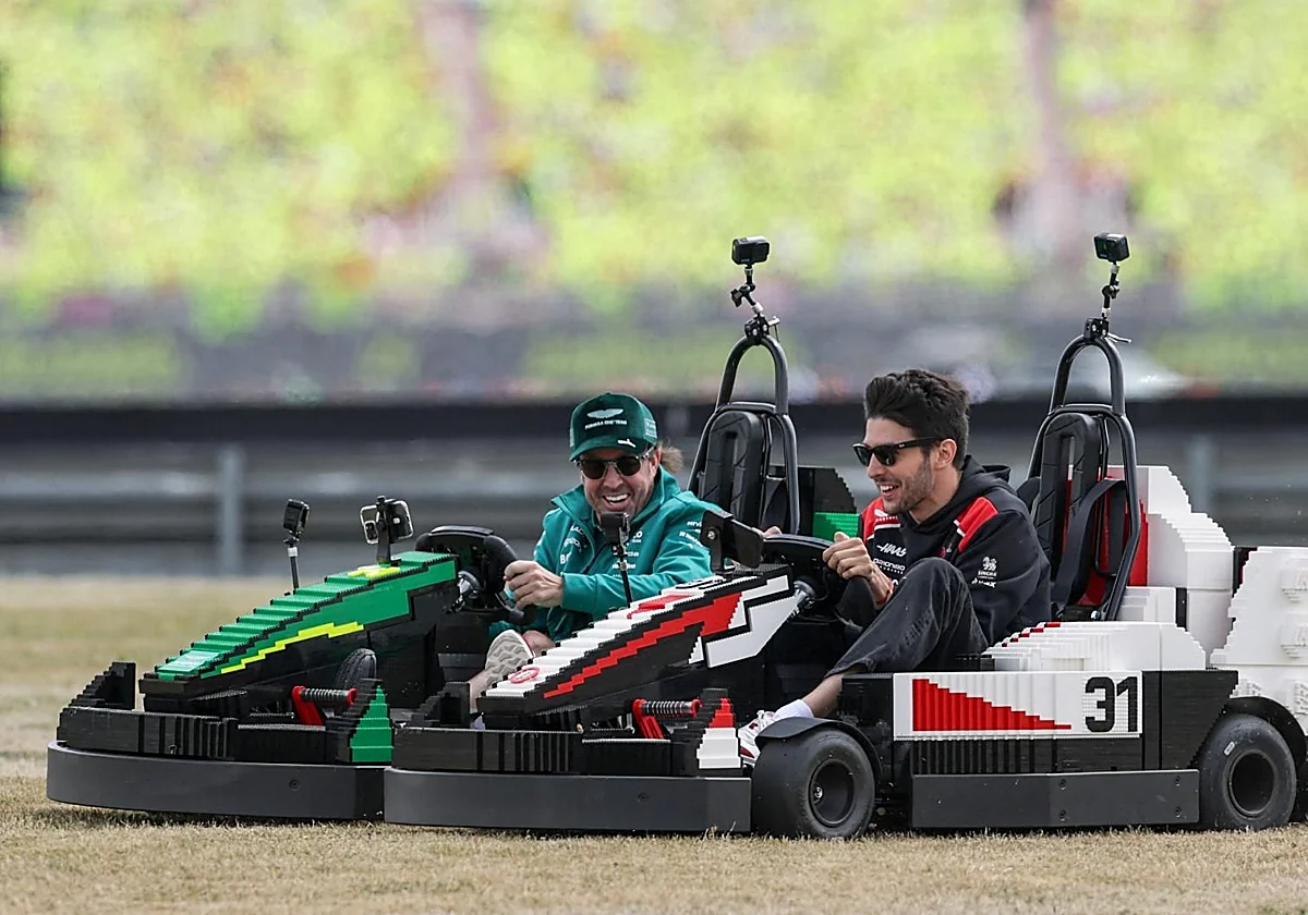Fernando Alonso gana la carrera en Silverstone... al volante de un kart de LEGO