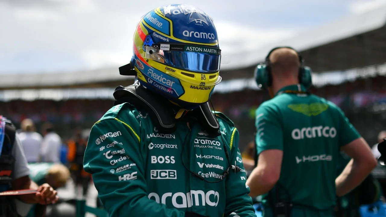Alonso, tras el nuevo fallo del AMR26: "El coche se apagó y después volvió a encenderse"