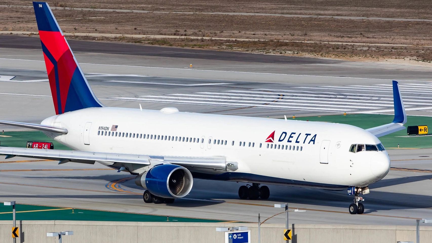 Un avión de Delta Air Lines es impactado por un fuego artificial de las celebraciones del 4 de julio en Chicago