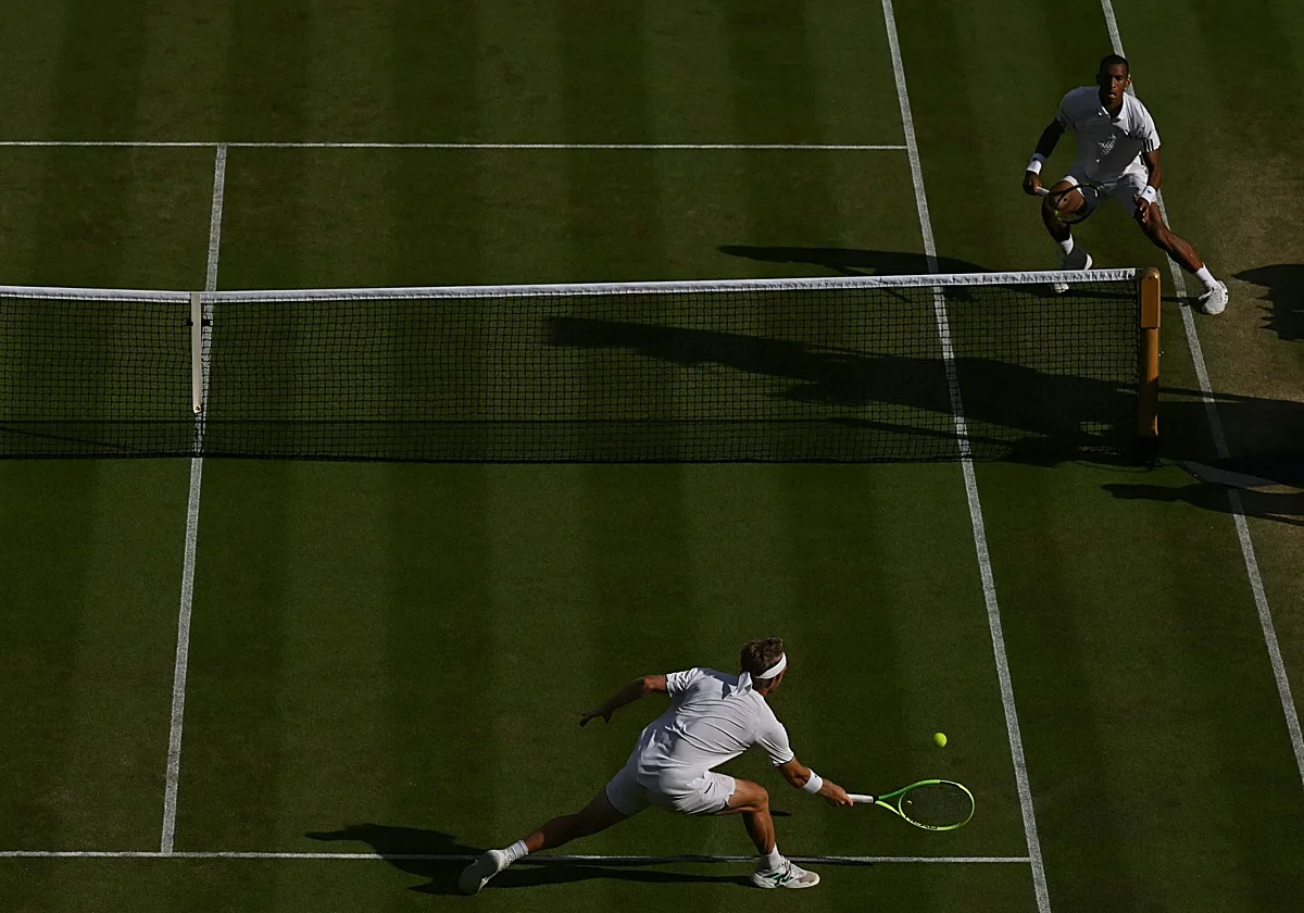 Davidovich gana el punto del torneo en Wimbledon: la 'palomita' para definir ante Auger-Aliassime