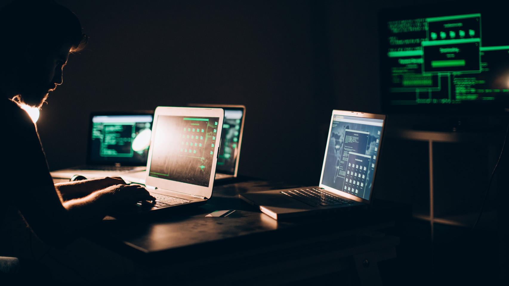 Los hackers que actuaron contra Sánchez, 9 ministros, Illa o Guardiola planearon falsificar noticias de El Español