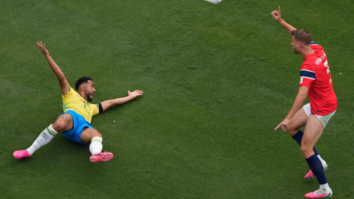 El árbitro del Uruguay - España la vuelve a liar: se 'come' el penalti más claro del Mundial