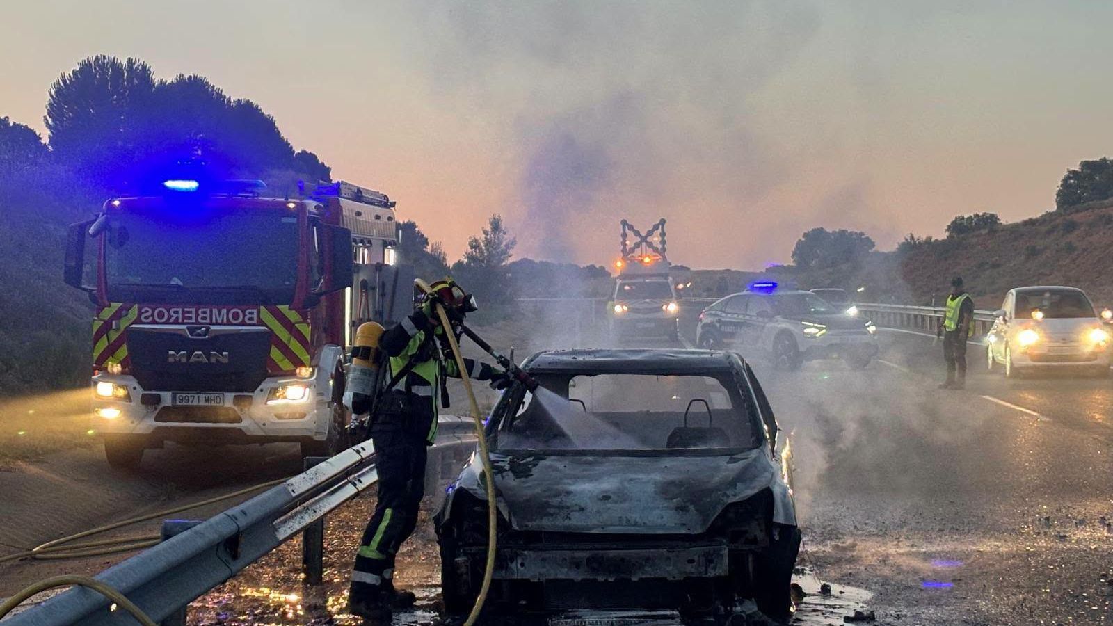 El voraz incendio de un vehículo en la A-66 sorprende a los conductores en plena operación salida del verano