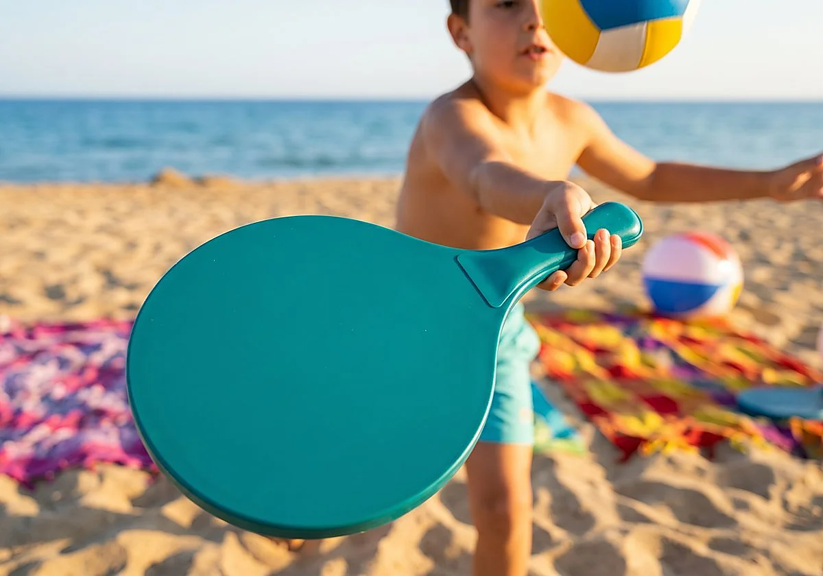 Si te gusta jugar en la playa, hazte con una de estas palas que son un clásico del verano