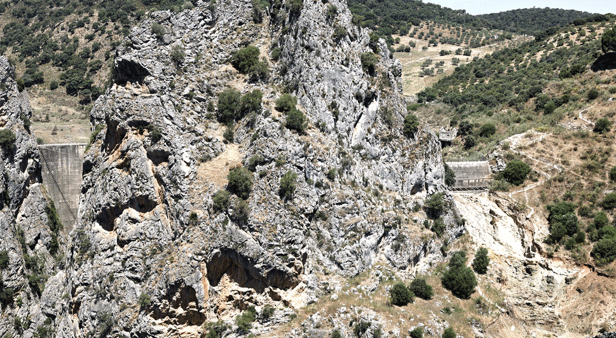 Malaga's Montejaque dam returns to its usual appearance: not a single drop of water despite reaching its limit four months ago