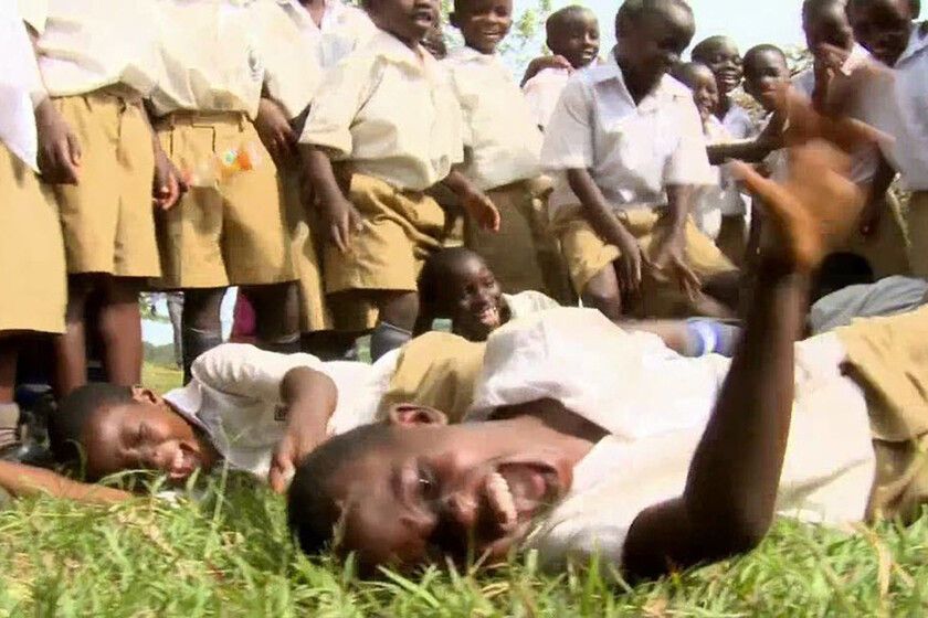 En 1962 un remoto pueblo de Tanzania sufrió una epidemia de risas. A día de hoy todavía no hemos logrado curarla