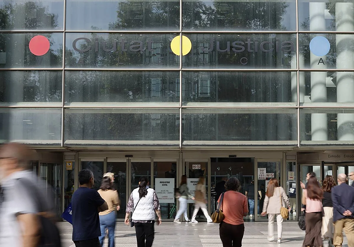 Absuelto un cirujano de Valencia de robar 50.000 euros en casa de su exnovia cuando fue a acostarse con una amante