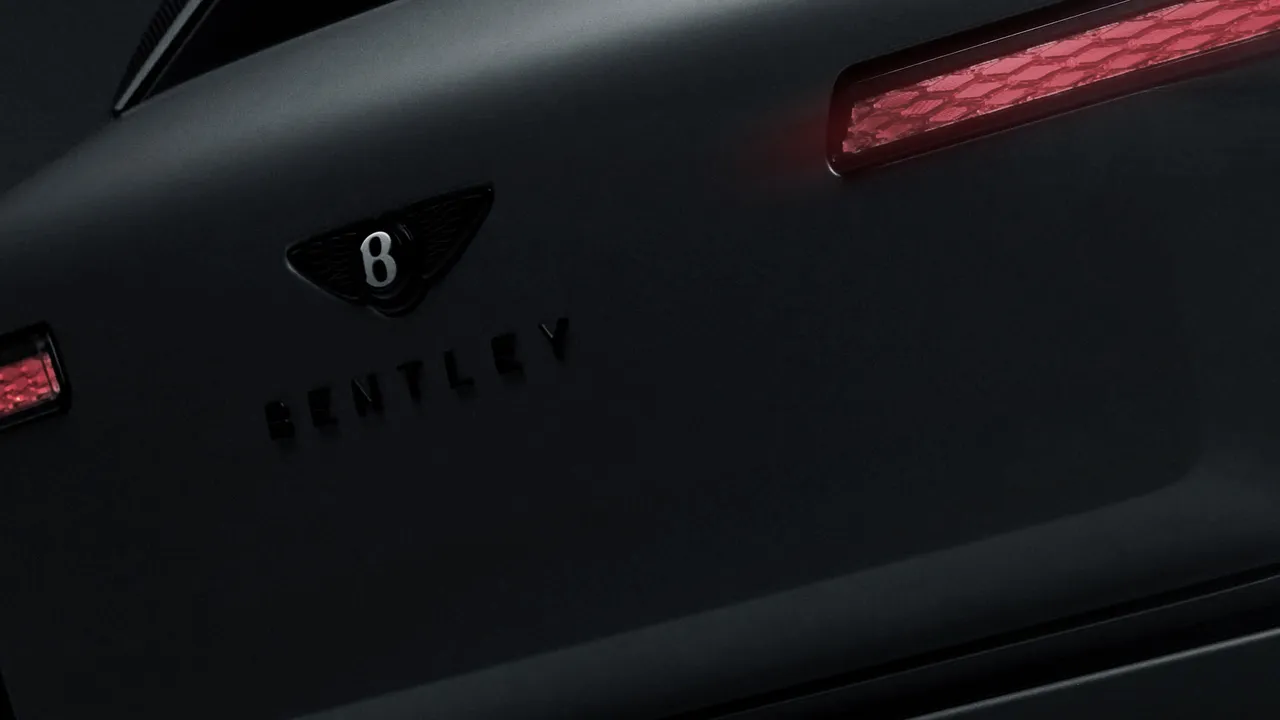 Bentley lanza su primer eléctrico en un momento complicado para los autos de lujo