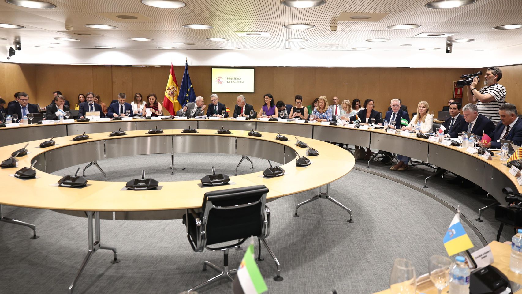 El Gobierno quiere romper la unidad de las CCAA del PP con déficits y financiación a la carta con vistas al año electoral
