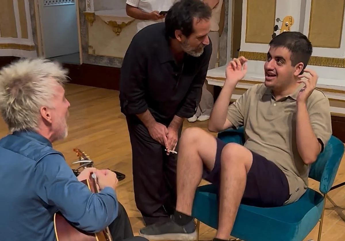 El momento más emotivo de Suena SUR: Elefantes canta 'Azul' para un joven con autismo tras su actuación