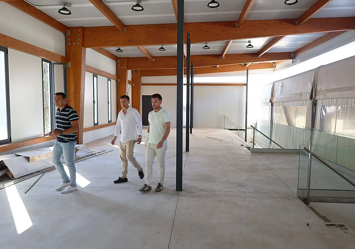 La piscina municipal María Peláez de Torrox estrenará gradas cubiertas para competiciones oficiales