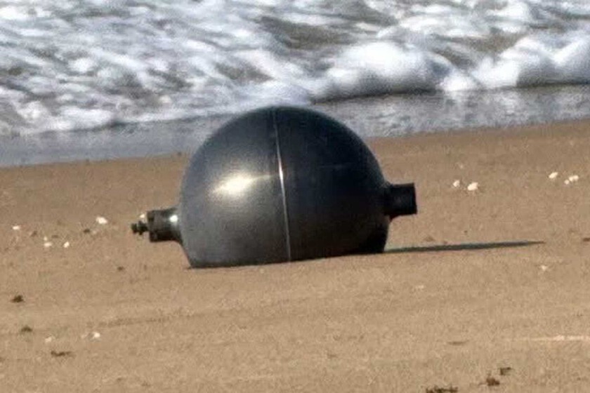 "Vamos a ver cada vez más casos como este”. Hay seis misteriosas esferas en una playa de Australia, y todo apunta a que vinieron del espacio