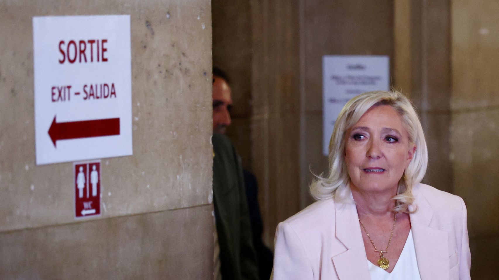 La Justicia francesa rebaja la inhabilitación de Le Pen: podrá ser candidata en las elecciones pero con brazalete electrónico