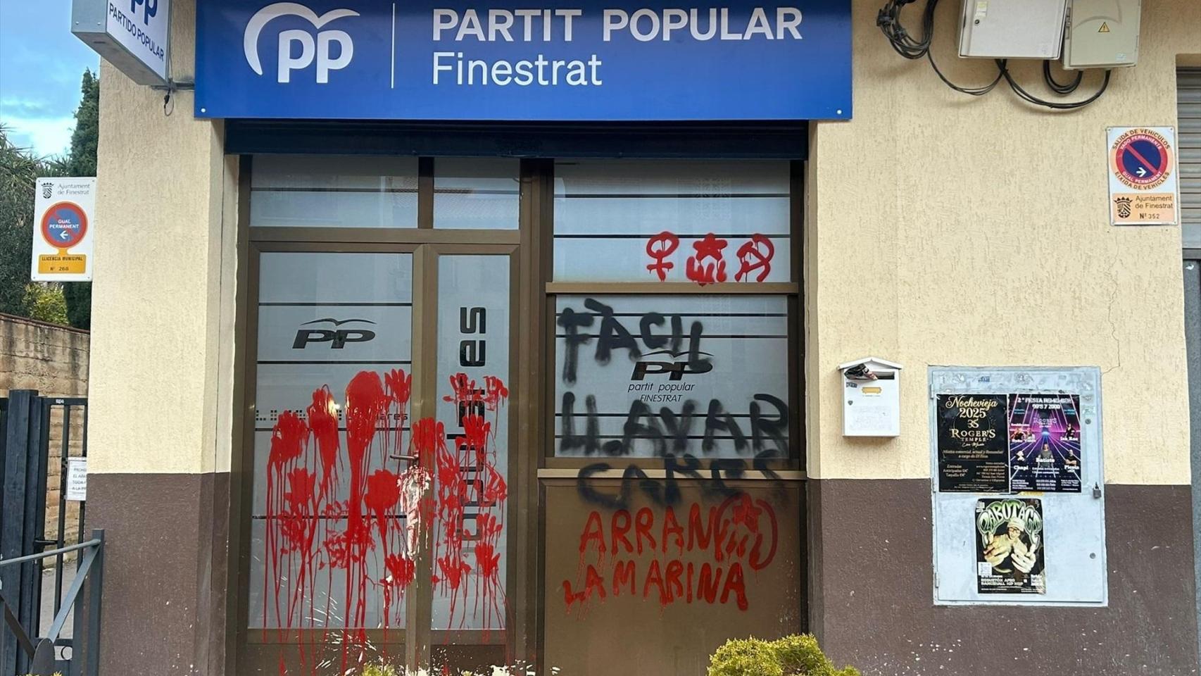 Atacan con pintura la sede del PP en Finestrat, municipio del presidente de la Generalitat: "Fácil limpiar caras"