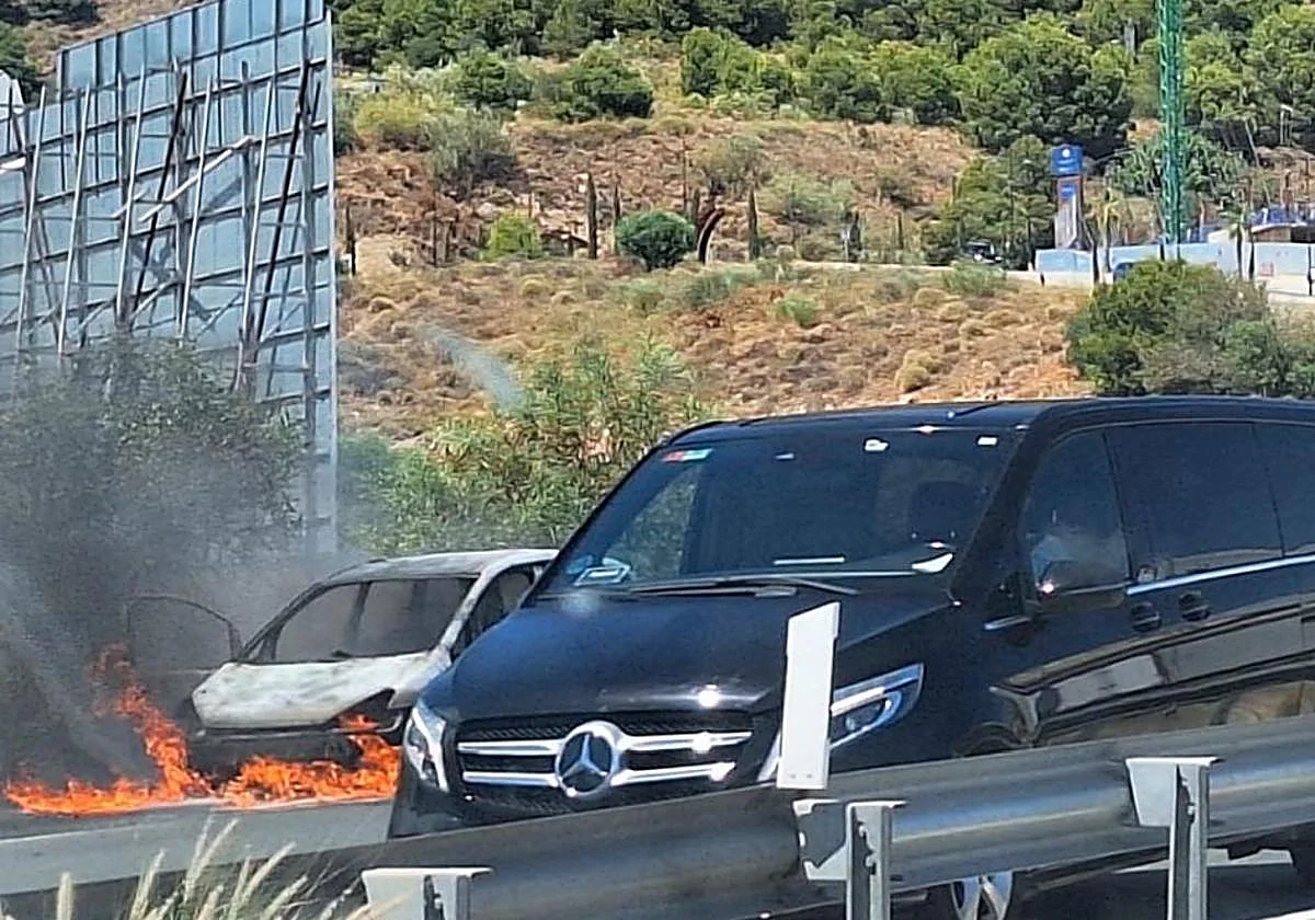 Retenciones en la A-7 a la altura de Fuengirola al arder un vehículo en la vía