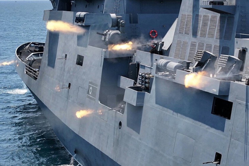 La nueva fragata de Corea del Norte parecía un barco del siglo XXI. Hasta que miras los laterales y descubres su solución contra los drones