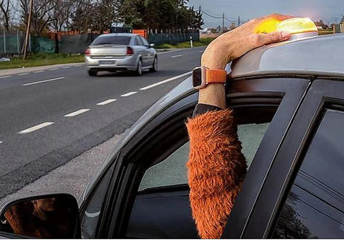 Major online retailers slammed for selling V-16 emergency beacons that don't conform to Spain's new road regulations