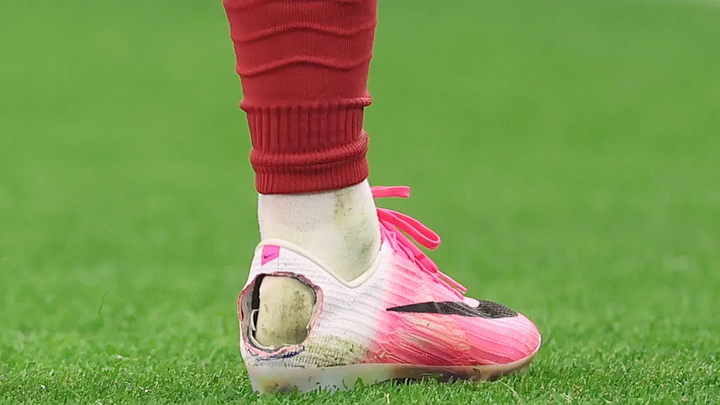 ¿Por qué algunos futbolistas cortan sus zapatillas en la parte del talón?